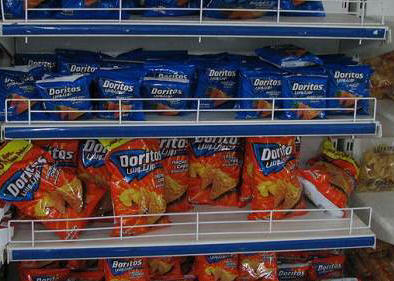 CREADOR DE 'DORITOS' MUERE Y LO ENTIERRAN CUBIERTO DE SNACKS