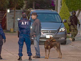 CATEAN CASA DE 'LA BARBIE' Y 'EL INDIO' BUSCANDO A JJ