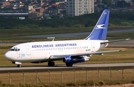 DETIENEN A HOMBRE POR VOLAR CON 247 ANIMALES EN SU MALETA