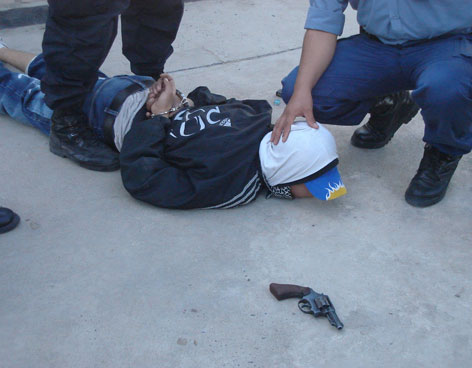 ALBA�ILES DESARMAN A SICARIOS EN SAN PEDRO