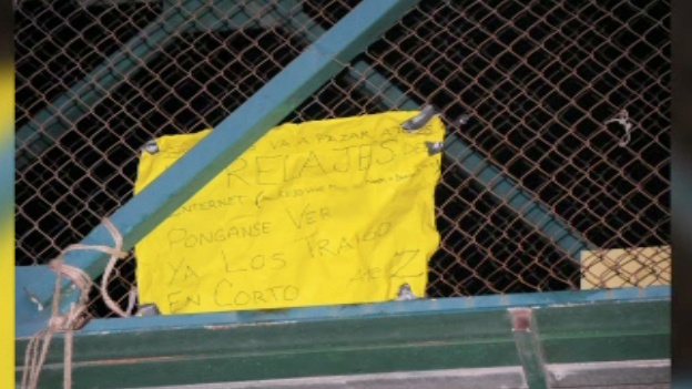 CÁRTELES AMENAZAN A INTERNAUTAS CON CUERPOS COLGANDO DE PUENTE