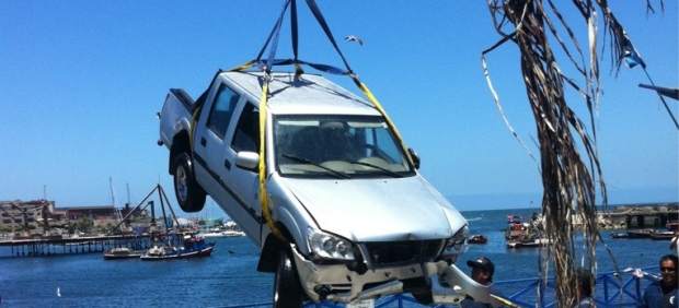 UNA MUJER REPRUEBA SU EXAMEN DE CONDUCIR AL CAER SU AUTO AL MAR