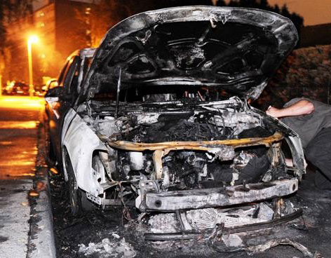 DESEMPLEADO DESPECHADO QUEMA MIL AUTOS EN BERL�N