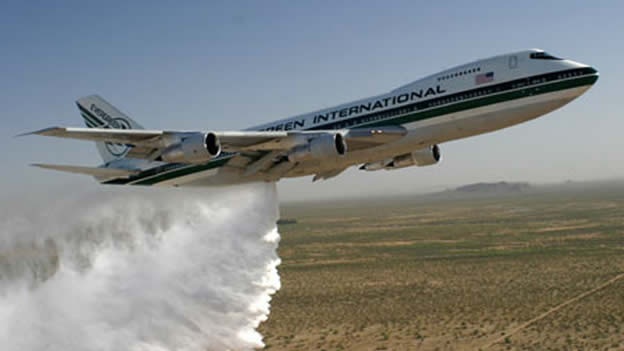 AVI�N DESCARGA AGUA PARA CONTROLAR INCENDIOS DE M�XICO