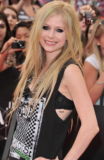 CINCO PERSONAS HIEREN DE GRAVEDAD A AVRIL LAVIGNE EN BAR