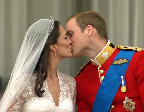 EL BESO TAN ESPERADO DE WILLIAM Y KATE MIDDLETON