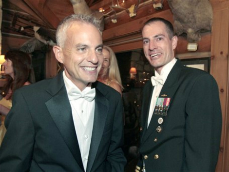 SE REALIZA PRIMERA BODA GAY MILITAR EN EU