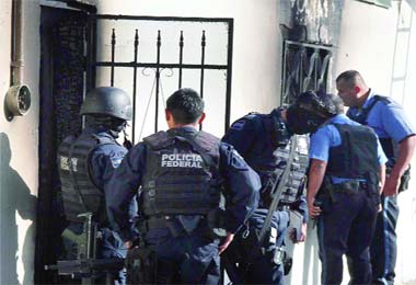 ARROJAN BOMBA MOLOTOV A VIVIENDA Y CALCINAN A TRES PEQUE�OS