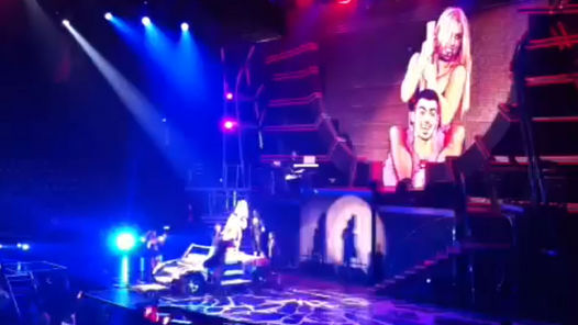 BRITNEY SPEARS HACE BAILE ER�TICO A JOE JONAS