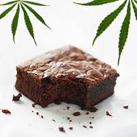 TRES ANCIANOS HOSPITALIZADOS POR COMER BROWNIES DE MARIHUANA EN UN FUNERAL