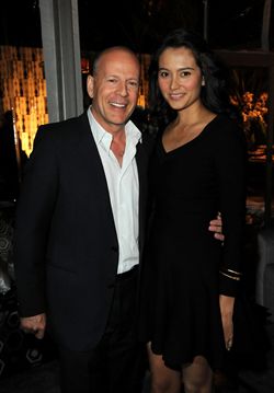 BRUCE WILLIS ESPERA PRIMER HIJO CON EMMA HEMING