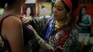 CIRUG�A SIN BISTUR�: HACEN CRECER LOS PECHOS CON CACHETADAS