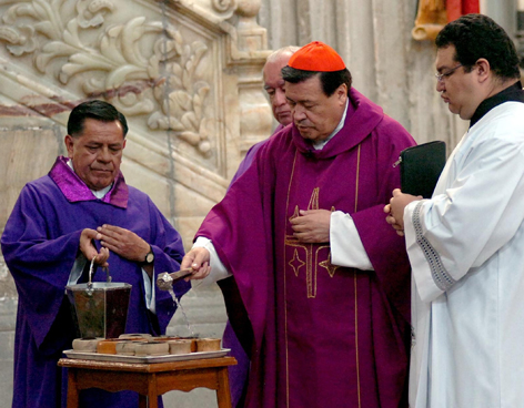 NORBERTO RIVERA OFRECE MISA CON IPAD EN MANO EL MIÉRCOLES DE CENIZA