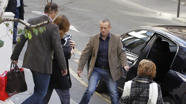 CARLA BRUNI ABANDONA CL�NICA CON SU HIJA EN BRAZOS-FOTOS