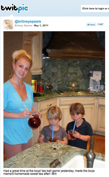 BRITNEY SPEARS POSA EN SU CASA JUNTO A SUS HIJOS-FOTOS