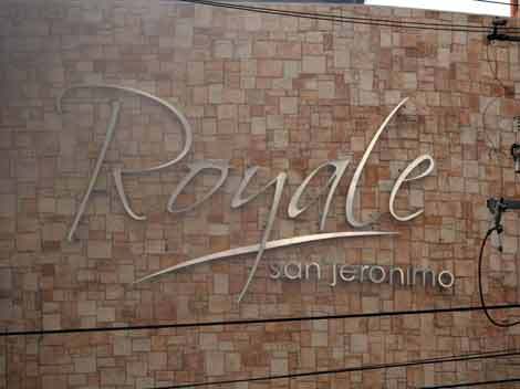 DUEÑOS DE CASINO ROYALE DAN LA CARA