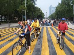 'RETR�GRADA' INCITA A APLASTAR A CICLISTAS