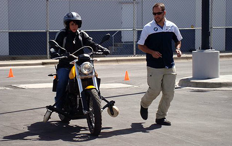 �CU�LES SON LOS BENEFICIOS DE TENER UNA MOTO?
