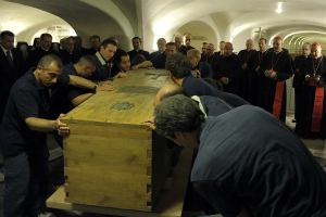 ABREN TUMBA DEL PAPA JUAN PABLO II PARA BEATIFICACI�N