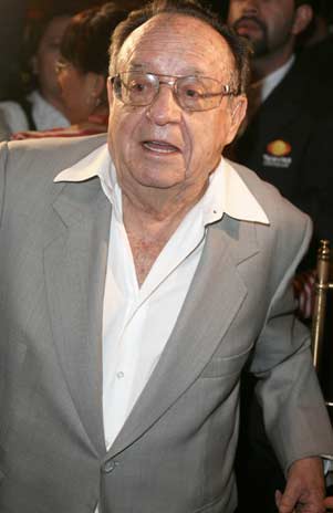 POL�MICA EN TWITTER POR COMENTARIOS POL�TICOS DE CHESPIRITO