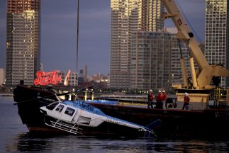 UN MUERTO AL CAER HELIC�PTERO AL R�O EN NEW YORK