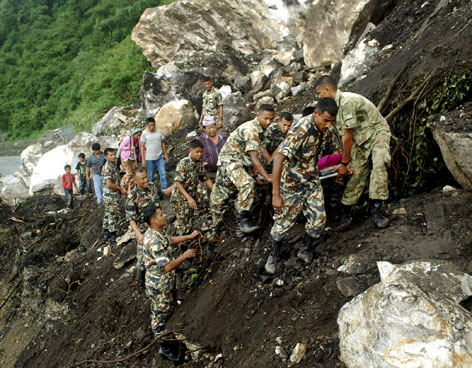 TERREMOTO EN HIMALAYA DEJA 106 MUERTOS