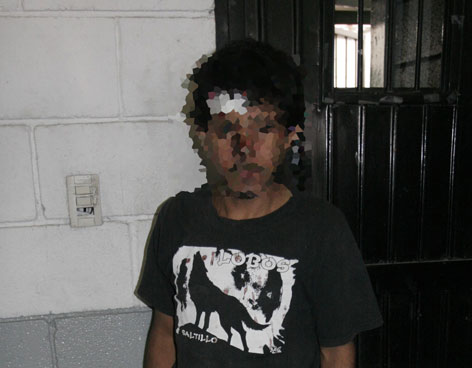 HOMBRE DEJA INCONSCIENTE A SU HERMANO Y LUEGO LO VIOLA