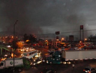 POR GRANADAZOS SE INCENDIA CENTRO COMERCIAL EN ACAPULCO