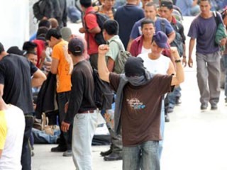 POLIC�A INTERCEPTA EN CHIAPAS DOS TR�ILERS CON 513 MIGRANTES