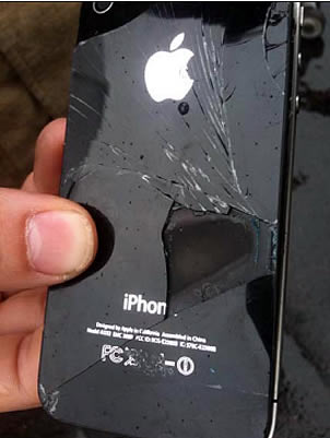 UN IPHONE 4 SE PRENDE FUEGO EN PLENO VUELO
