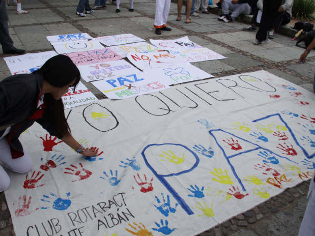 J�VENES MEXICANOS TEMEN A NARCOS Y AUTORIDADES