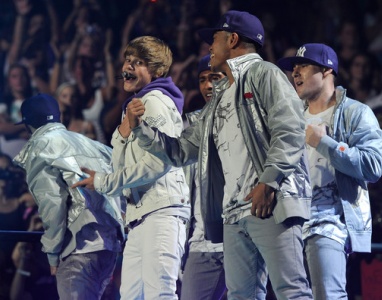 JUSTIN BIEBER Y BOYZ II MEN JUNTOS EN CANCI�N NAVIDE�A