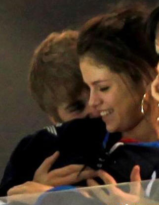 JUSTIN BIEBER TOCA LAS BUBIS A SELENA G�MEZ-FOTOS