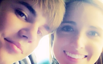 JUSTIN BIEBER POSTEA EN TWITTER FOTO CON MISTERIOSA JOVEN