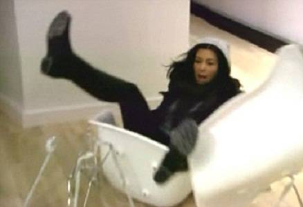 KIM KARDASHIAN EN EL SUELO AL CAERSE DE UNA SILLA