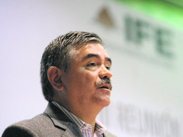 �POR QU� EL IFE NO PUEDE SANCIONAR A FELIPE CALDER�N?