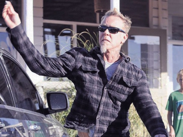 L�DER DE METALLICA AGREDE CON PIEDRAS A FOT�GRAFOS DE URUGUAY