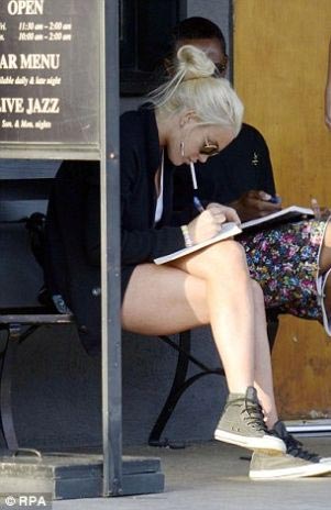 FOTOGRAF�AN A LINDSAY LOHAN COMPRANDO DROGAS
