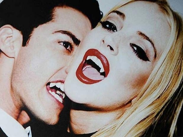 LINDSAY LOHAN POSA COMO UNA SENSUAL VAMPIRESA-FOTOS