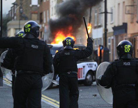 DISTURBIOS EN INGLATERRA SE EXPANDEN A OTRAS CIUDADES