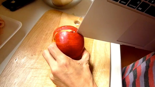USAN LA MACBOOK COMO CUCHILLO DE COCINA