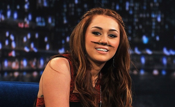 MILEY CYRUS SORPRENDE AL APARECER EN TELEVISI�N CON BIGOTES