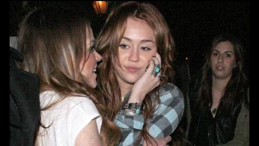 MILEY CYRUS BORRACHA INGRESA A UN HOTEL