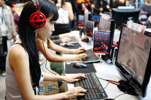 LAS MUJERES PREFIEREN JUGAR ONLINE ANTES QUE TENER SEXO