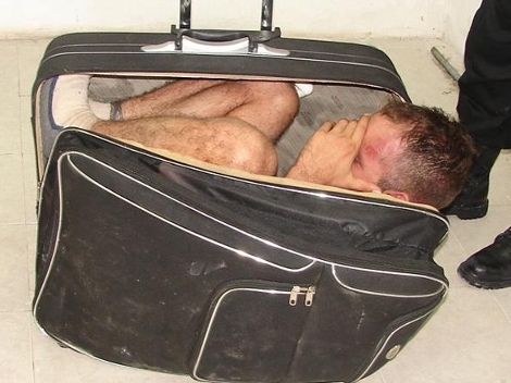 NARCO INTENTA ESCAPAR DE PRISI�N EN UNA MALETA