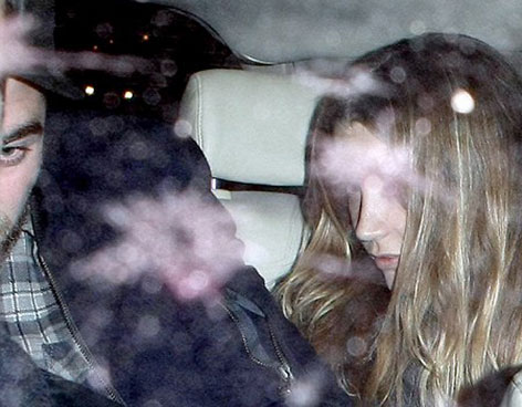 ROBERT PATTINSON METE EL CUERNO A KRISTEN STEWART