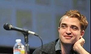 ACUSAN A ROBERT PATTINSON DE TENER MAL OLOR