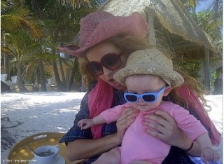 PAULINA RUBIO PRESENTA A ANDREA NICOL�S EN TWITTER-FOTOS
