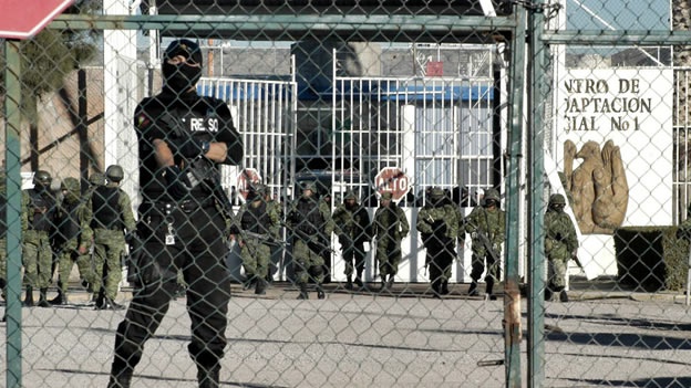EJECUTAN A MANDO DE CUSTODIOS DE PENAL DE DURANGO