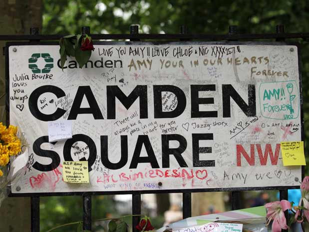 FANS DE AMY WINEHOUSE SE ROBAN PLACAS DE LA PLAZA DONDE VIV�A